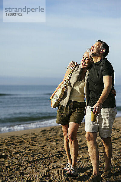 Unbeschwertes glückliches Paar spaziert am Strand