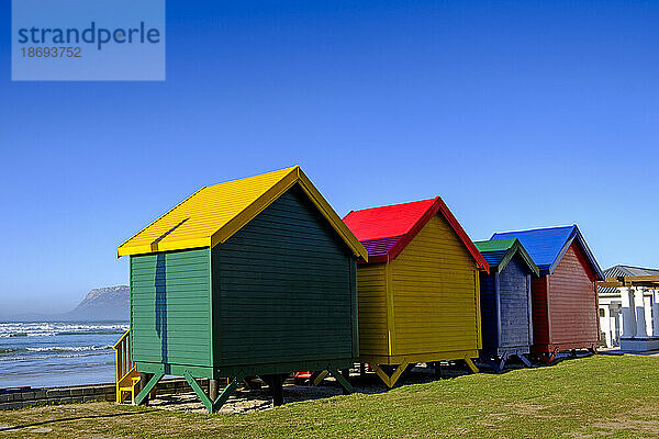 Südafrika  Provinz Westkap  Kapstadt  Reihe bunter Strandhütten am Muizenberg Beach