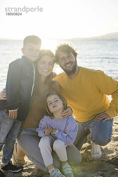 Glückliche Familie  die an einem sonnigen Tag ihre Freizeit am Strand verbringt