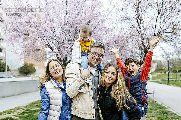 Fröhliche Familie verbringt ihre Freizeit im Park