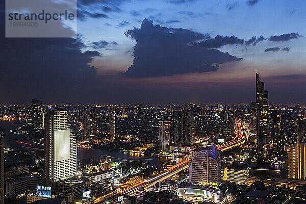 Thailand  Bangkok  Wolken über der Innenstadt in der Abenddämmerung