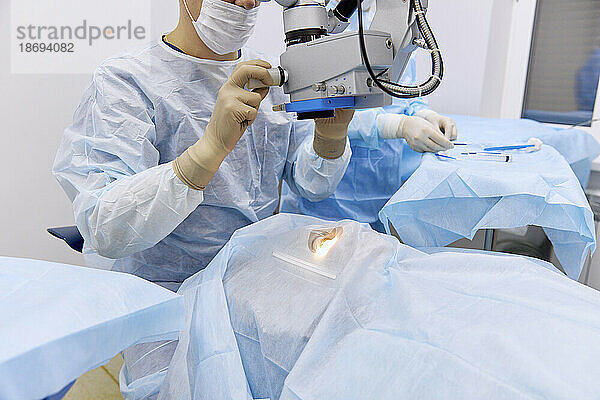 Arzt führt Augenoperation im Operationssaal durch
