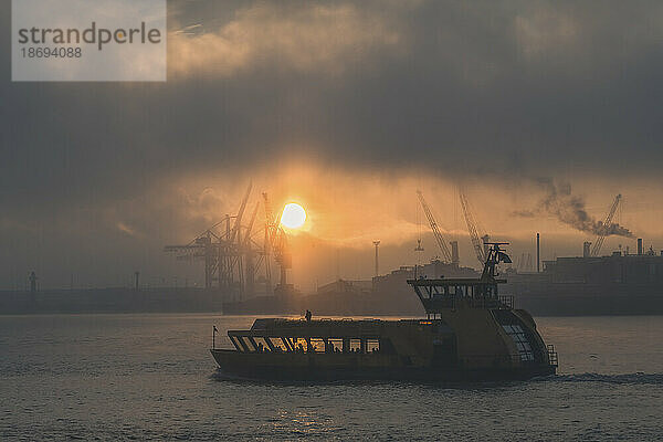 Deutschland  Hamburg  Sonnenaufgang über der Hafenfähre