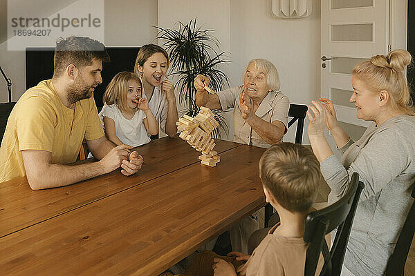 Familie mit mehreren Generationen hat Spaß beim Spielen zu Hause