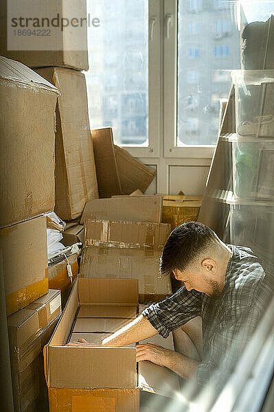 Mann packt Kartons für den Umzug