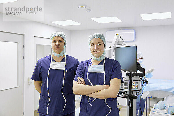 Selbstbewusste Chirurgen stehen im Operationssaal