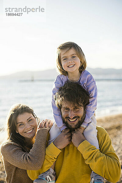 Glückliche Familie genießt Urlaub am Strand