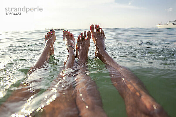 Beine eines Paares  das im Meer schwimmt