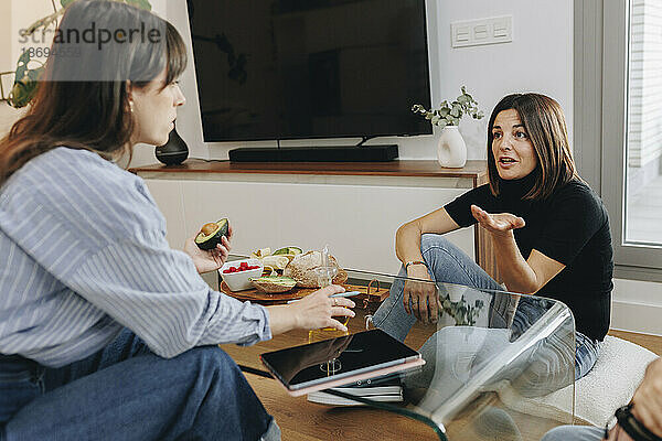 Der Kunde bespricht sich mit einem Ernährungsexperten  der zu Hause sitzt