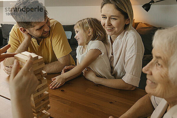 Fröhliche Familie spielt zu Hause Freizeitspiel