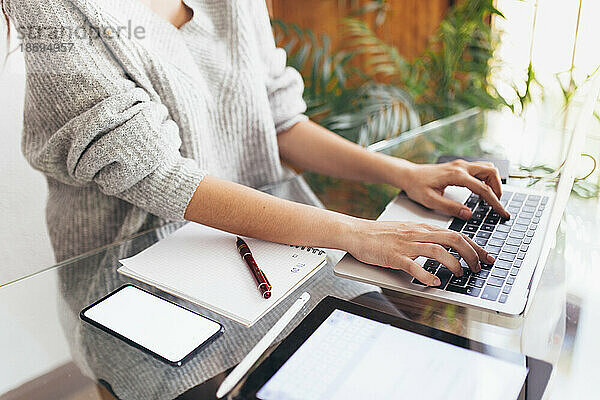 Geschäftsfrau arbeitet im Heimbüro am Laptop