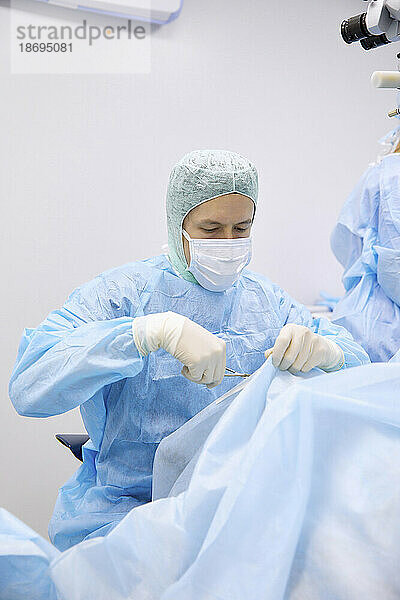 Chirurg führt Augenoperation im Operationssaal durch