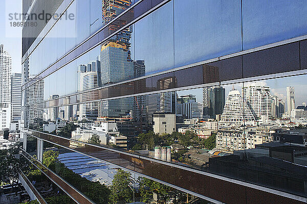 Thailand  Bangkok  Wolkenkratzer  die sich in einer Glaswand spiegeln