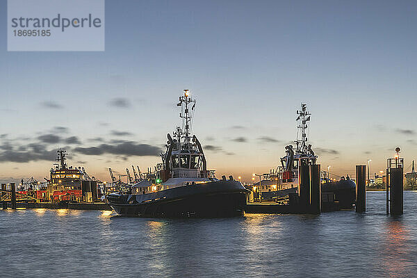 Deutschland  Hamburg  Boote liegen im Morgengrauen im Hafen