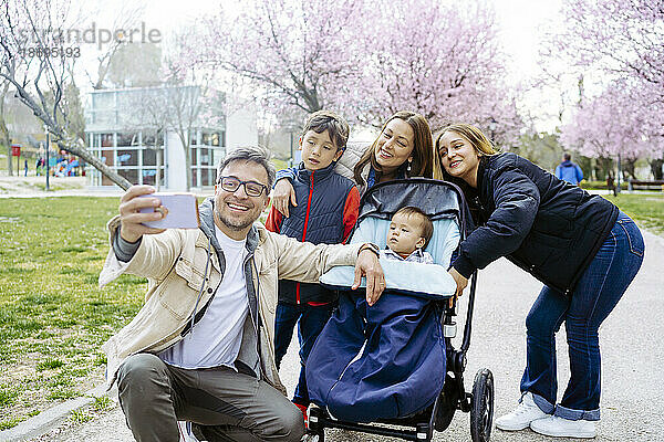 Mann macht Selfie mit Familie per Handy im Park