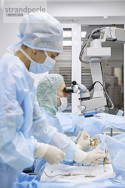 Krankenschwester und Arzt führen im Operationssaal eine Augenoperation durch