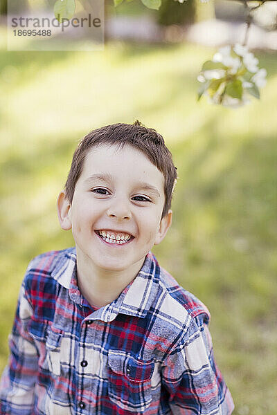 Fröhlicher Junge lächelt im Hinterhof