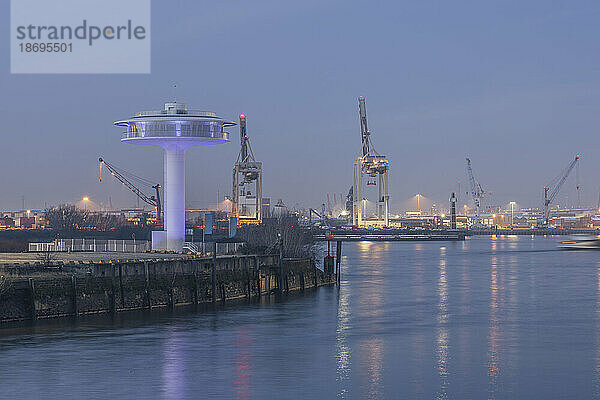 Deutschland  Hamburg  Leuchtturm Null und Hamburger Hafen in der Abenddämmerung