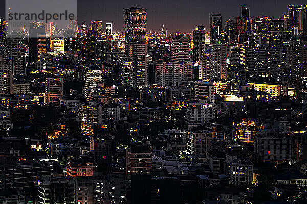 Thailand  Bangkok  Wolkenkratzer und Wohnungen in der Innenstadt bei Nacht