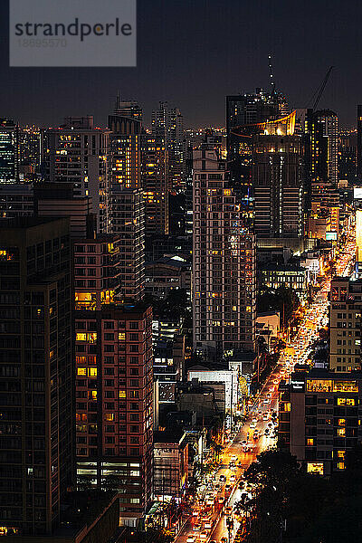 Thailand  Bangkok  Verkehr in der Innenstadt bei Nacht