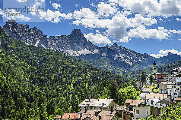 Italien  Venetien  Cibiana di Cadore  Blick auf das Dorf in den Dolomiten im Sommer