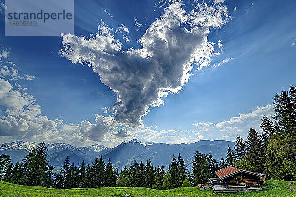 Österreich  Tirol  Wolken über der Almhütte am Wiedersberger Horn