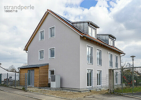 Deutschland  Bayern  Odelzhausen  Außenansicht eines modernen Einfamilienhauses mit Schuppen und Wärmepumpe