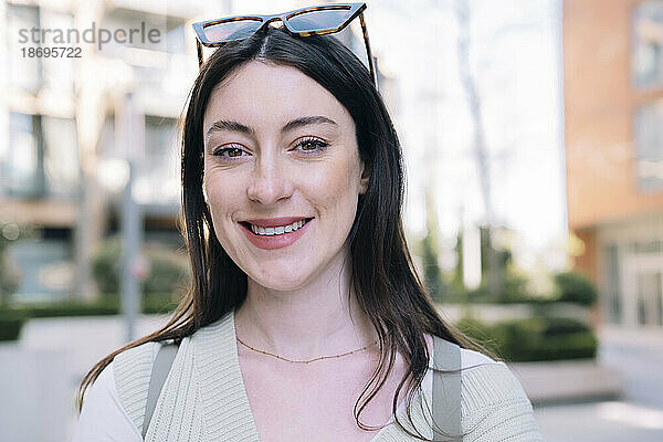 Lächelnde junge Frau mit Sonnenbrille