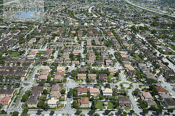 USA  Florida  Miami  Luftaufnahme eines Vorstadtviertels im Sommer