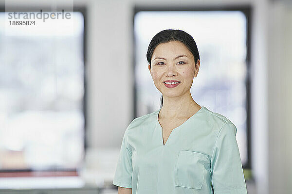 Porträt einer lächelnden Krankenschwester im Kittel
