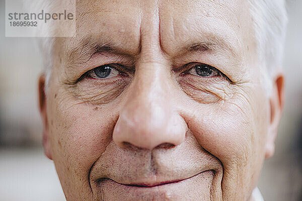 Lächelndes Gesicht eines älteren Mannes