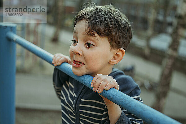 Junge klettert Klettergerüst im Park