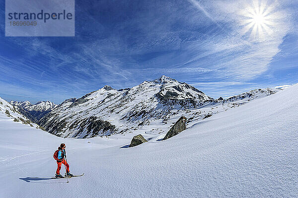 Österreich  Tirol  Skifahrerin am Hundskehljoch
