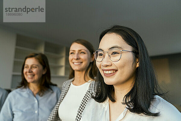 Drei lächelnde Geschäftsfrauen im Büro