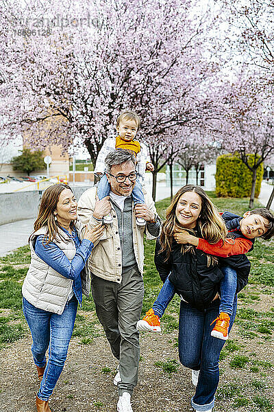 Glückliche Familie verbringt ihre Freizeit im Park