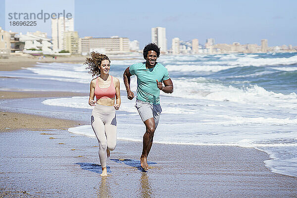 Glückliches Paar läuft am Strand