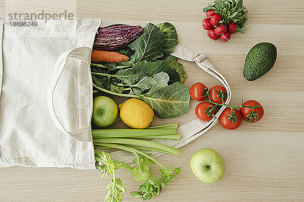 Frisches Bio-Gemüse und Obst in wiederverwendbaren Beuteln auf dem Tisch