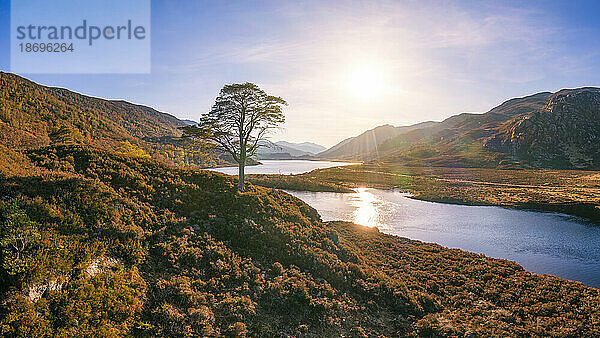 Großbritannien  Schottland  Sonne scheint über Glen Cannich