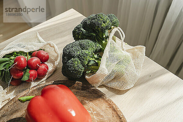Frischer Brokkoli mit Rettich und roter Paprika auf dem heimischen Tisch