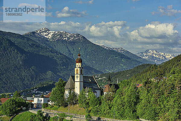 Österreich  Tirol  Tarrenz  Bergdorf im Sommer mit Kirche im Vordergrund