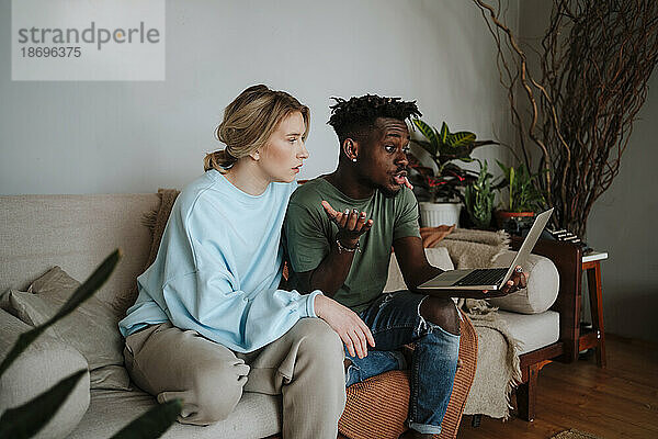 Mann und Frau führen zu Hause Videoanrufe am Laptop durch