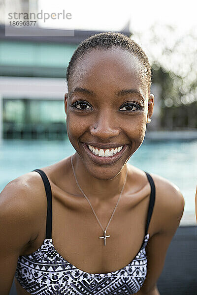 Lächelnde Frau im Bikini im Resort