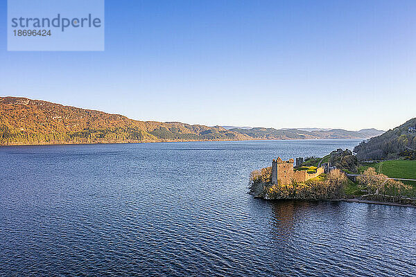 Großbritannien  Schottland  Luftaufnahme von Loch Ness mit Urquhart Castle im Hintergrund