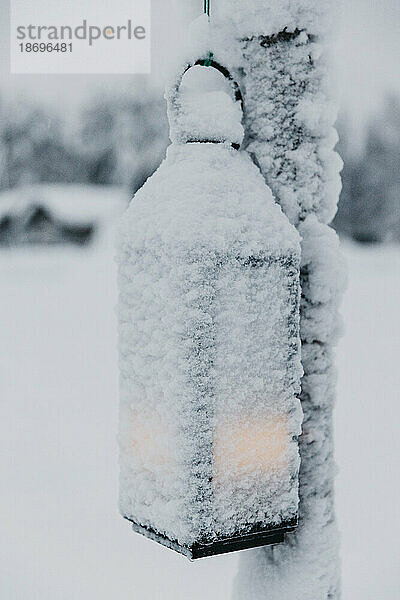 Schneebedeckte Laterne am Laternenpfahl im Winter