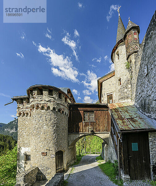 Österreich  Tirol  Nassereith  Eingangstor der Burg Fernstein