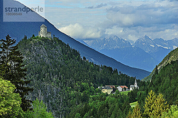 Österreich  Tirol  Dorf am Fuße der Burg Kronburg