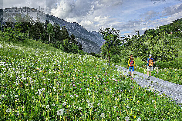 Österreich  Tirol  Mann und Frau wandern von Landeck nach Ehrwald