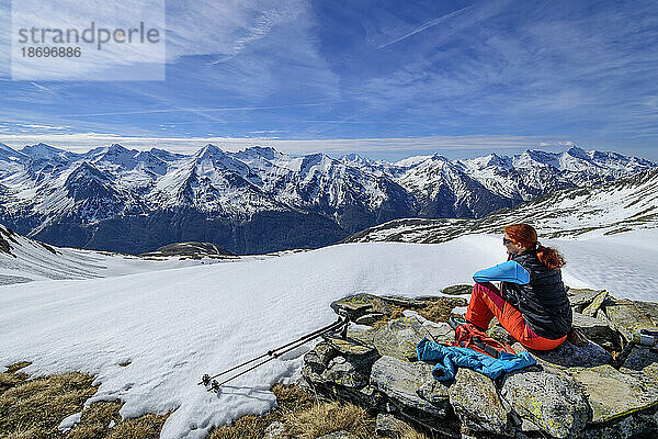 Österreich  Tirol  Skifahrerin macht Pause am Hundskehljoch