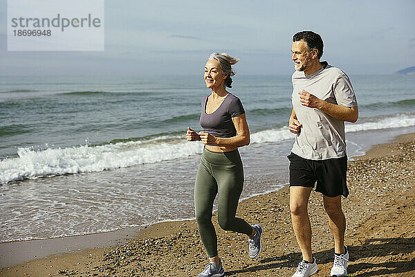 Älteres Paar joggt gemeinsam an einem sonnigen Tag