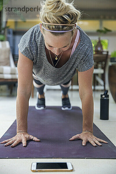 Frau macht zu Hause Plank-Position